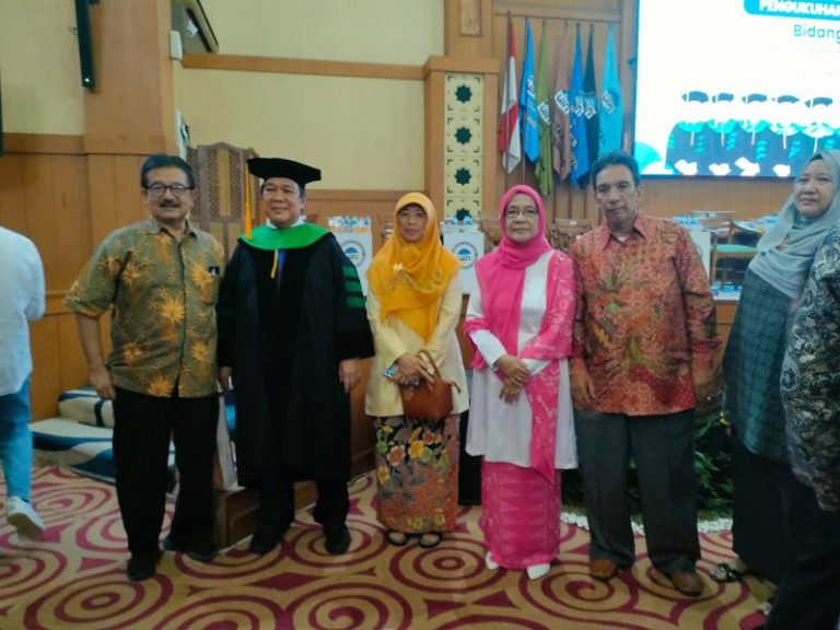 Prof. Ir. M. Nadratuzzaman Bersama Keluarga